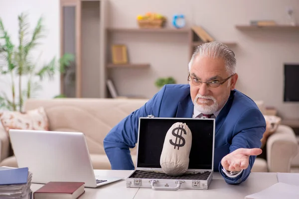 Starý mužský zaměstnanec v konceptu odměňování doma — Stock fotografie