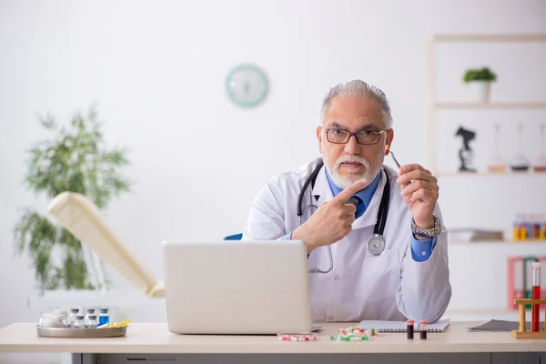 Old male doctor pharmacist working at the lab — Stock Photo, Image