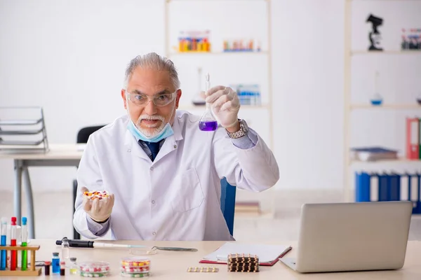 Ancien chimiste masculin dans le concept de synthèse des médicaments — Photo