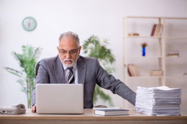 Eski erkek çalışanım ve ofiste çok işim var.