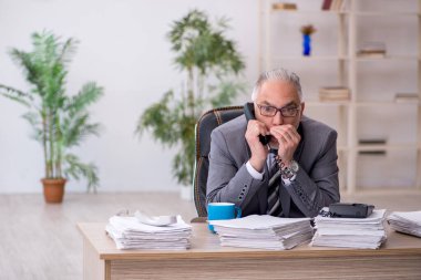 Eski erkek çalışanım ve ofiste çok işim var.