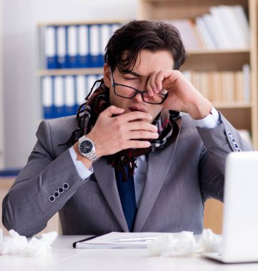 Hasta iş adamı ofiste.