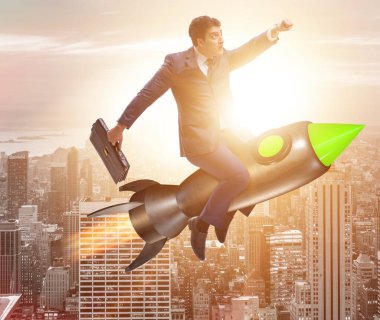 İş konseptinde roketle uçan erkek işadamı