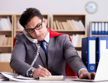 Ofiste çalışan süper kahraman iş adamı.