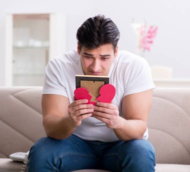 Üzgün Aziz Sevgililer Günü konsepti içinde genç bir adam