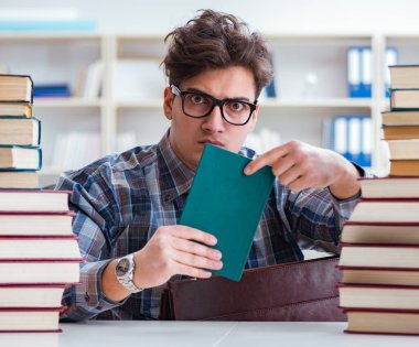 İnek öğrenci üniversite sınavlarına hazırlanıyor.