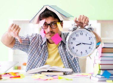 Üniversite sınavlarına hazırlanan öğrenci birçok çelişkili önyargıya sahip