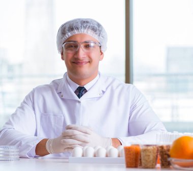 Besin uzmanı gıda ürünlerini laboratuarda test ediyor.