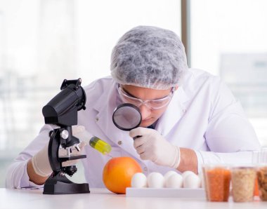 Besin uzmanı gıda ürünlerini laboratuarda test ediyor.