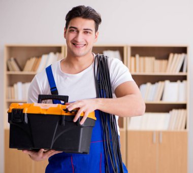 Kablolu televizyonu olan genç elektrikçi