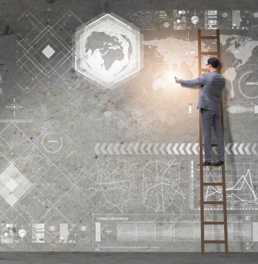 İş adamı küresel iş konseptinde merdiveni tırmanıyor