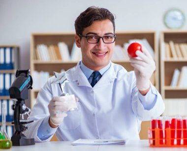 Doktor bilim adamı araştırması için ödül alıyor.