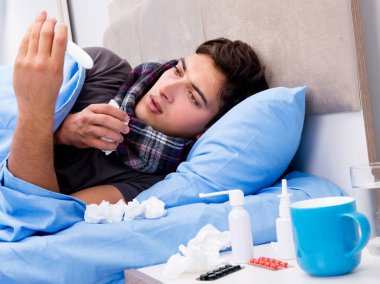 Hasta adam yatakta ilaç ve uyuşturucu alıyor.