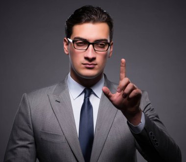 Yakışıklı işadamı acil sanal düğmeleri