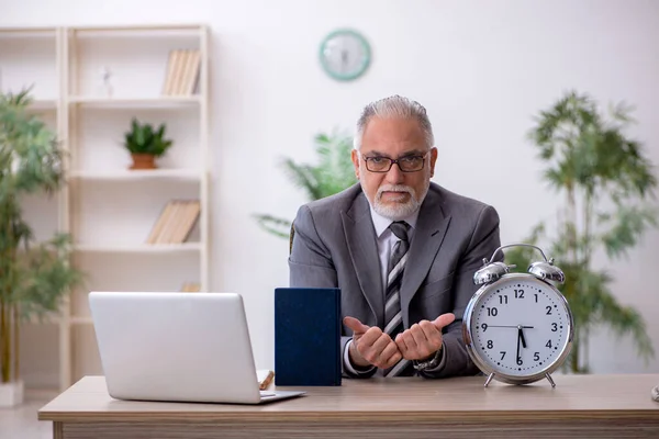 Velho empregado masculino no conceito de gerenciamento de tempo — Fotografia de Stock