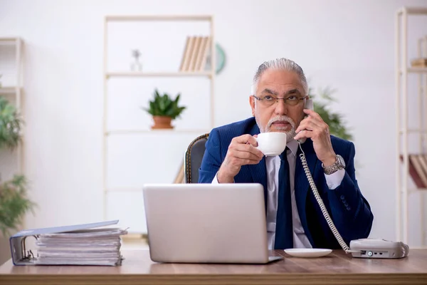 Viejo empleado que bebe café durante el descanso — Foto de Stock