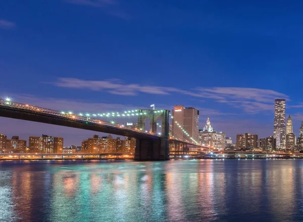 Manhattan ve Brooklyn köprüsünün gece manzarası — Stok fotoğraf
