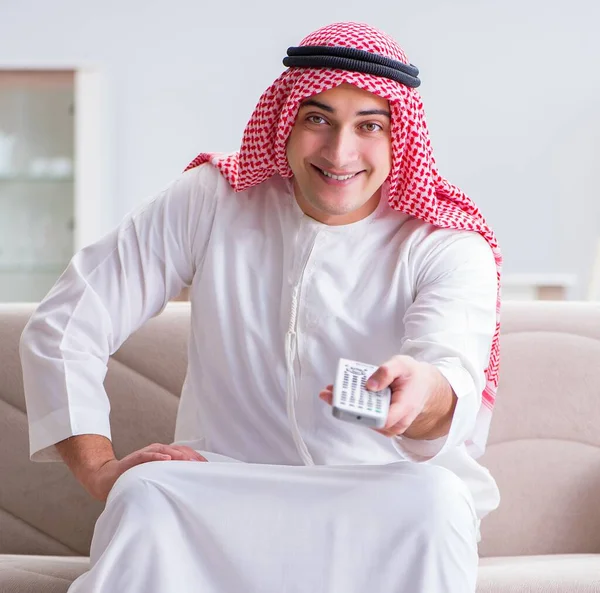 Árabe hombre viendo deporte fútbol en tv —  Fotos de Stock