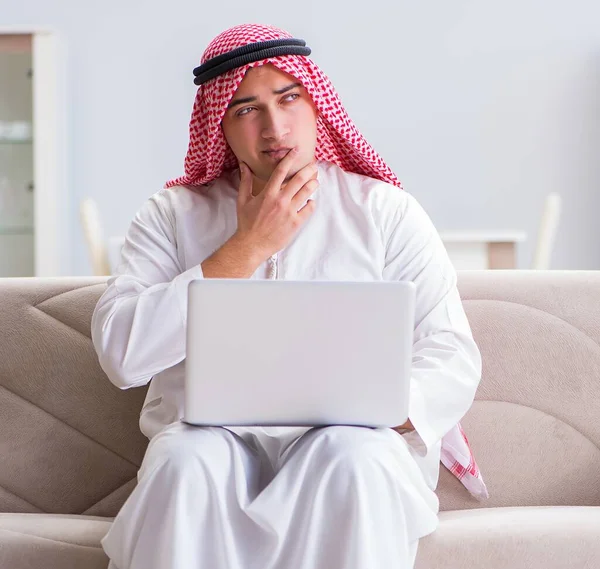 Empresário árabe trabalhando sentado no sofá — Fotografia de Stock