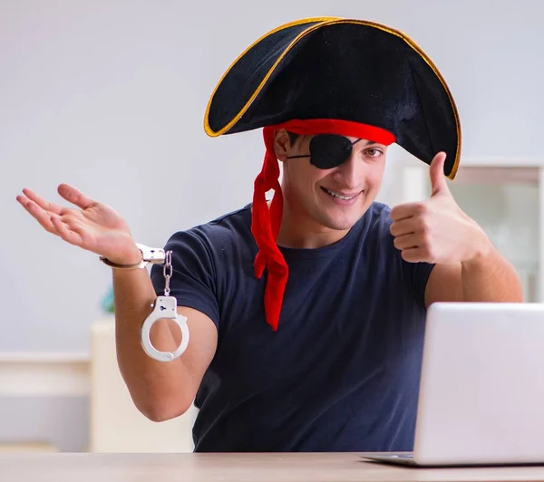 Concetto di sicurezza digitale con pirata al computer — Foto Stock