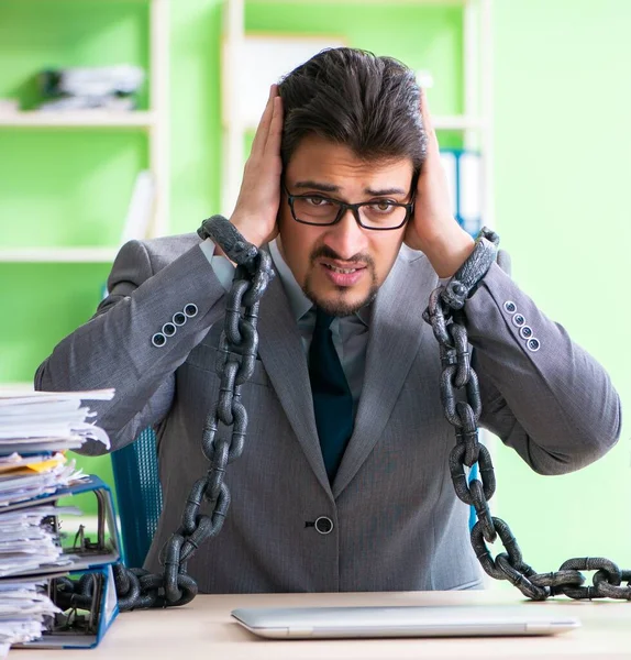 Angestellter wegen Arbeitsbelastung an Schreibtisch gefesselt — Stockfoto