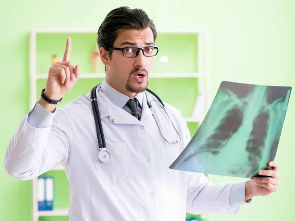 Médico radiologista olhando para a varredura de raios-x no hospital — Fotografia de Stock