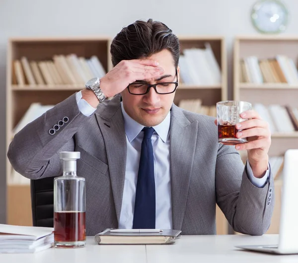 Podnikatel pije v kanceláři — Stock fotografie