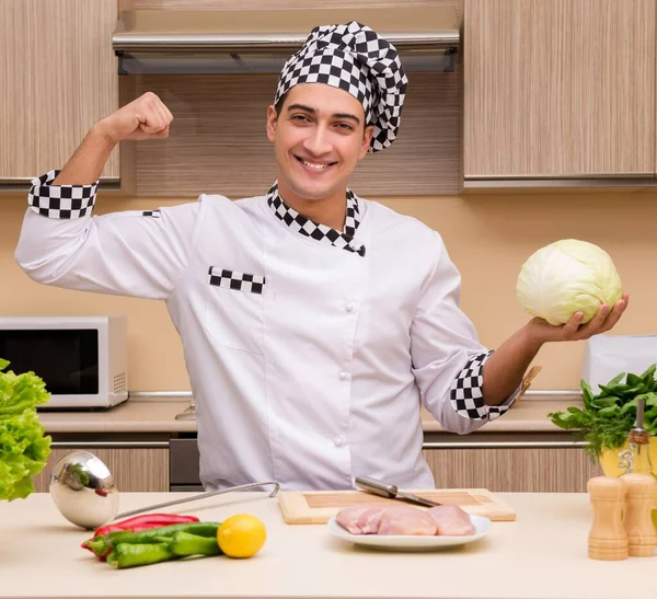 Joven chef trabajando en la cocina —  Fotos de Stock