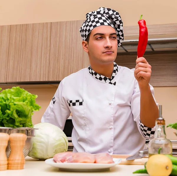 Joven chef trabajando en la cocina —  Fotos de Stock