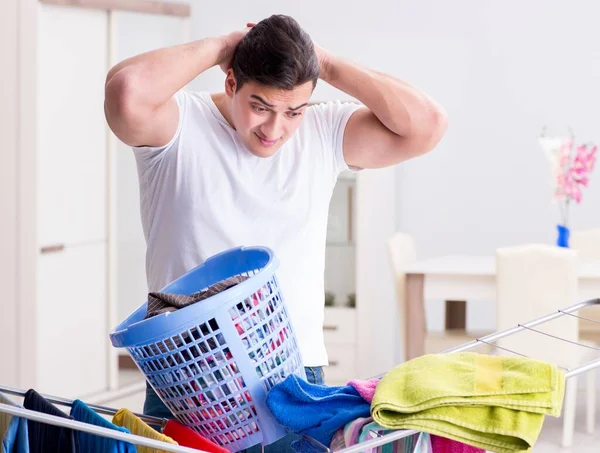 Homem lavando roupa em casa — Fotografia de Stock