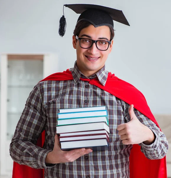 Super bohater student z książkami ucząc się do egzaminów — Zdjęcie stockowe