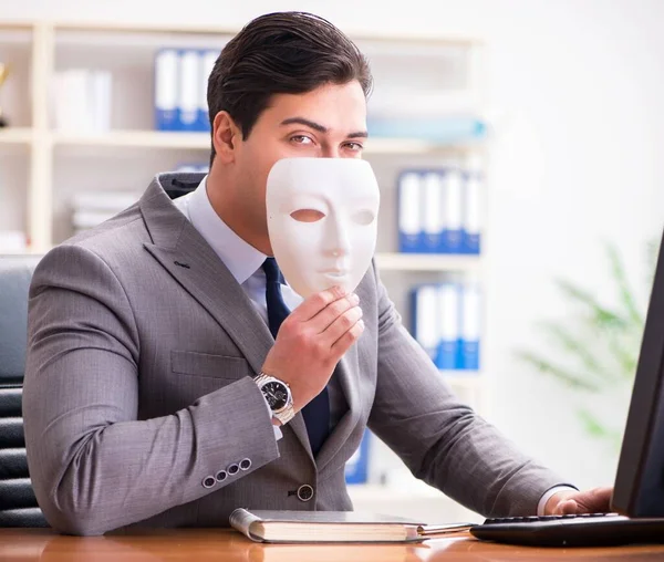 Бизнесмен в маске в офисе концепция лицемерия — стоковое фото