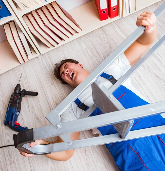 Concepto de comportamiento inseguro con trabajador que cae — Foto de Stock