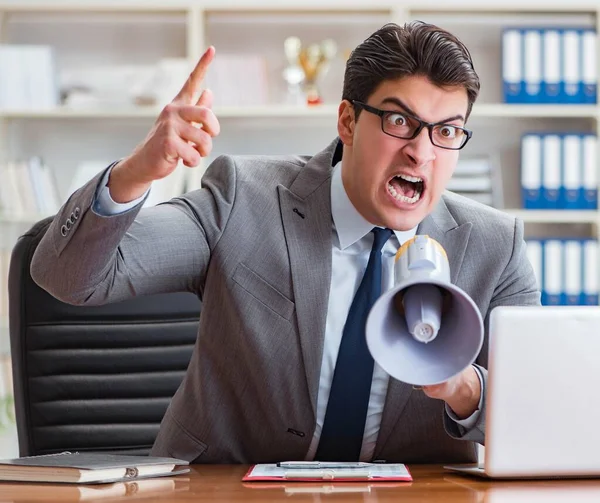 Wütender aggressiver Geschäftsmann im Büro — Stockfoto