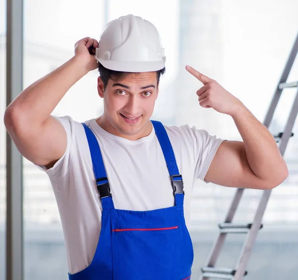 Giovane lavoratore con casco di sicurezza hardhat — Foto Stock