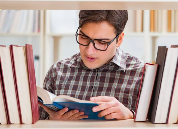 Junge Studentin sucht Bücher in College-Bibliothek — Stockfoto