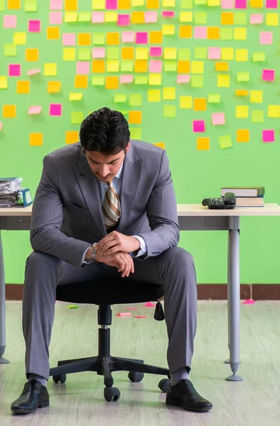 Geschäftsmann mit vielen widersprüchlichen Prioritäten — Stockfoto