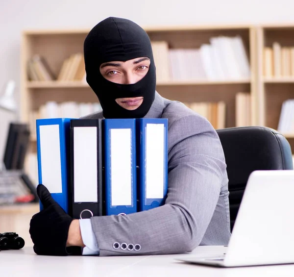Кримінальний бізнесмен одягнений в балаклаву в офісі — стокове фото