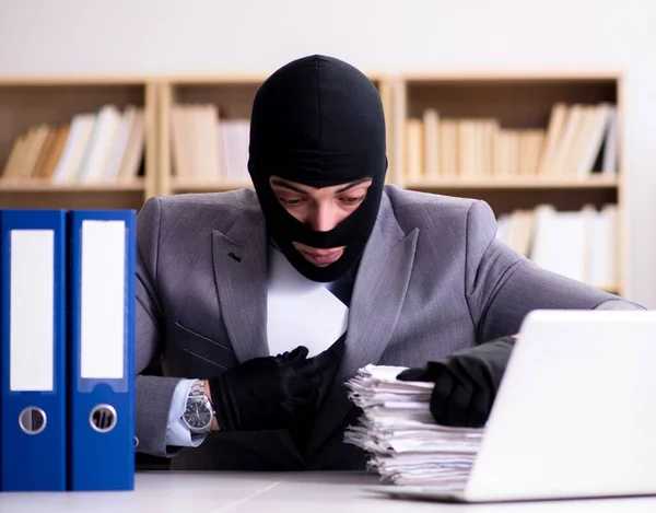 オフィスでバラクラバを身に着けている刑事ビジネスマン — ストック写真
