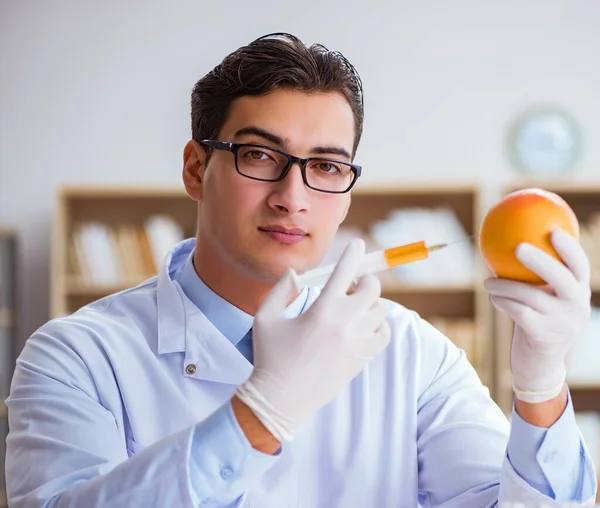 Scientist working on organic fruits and vegetables — Stock Photo, Image