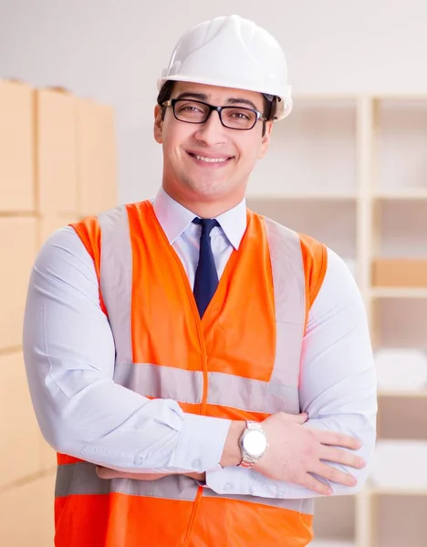 Man working in postal parcel delivery service office — Stock Photo, Image