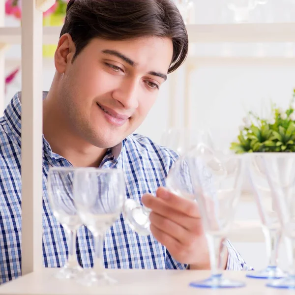 Jonge knappe man winkelen in de winkel — Stockfoto