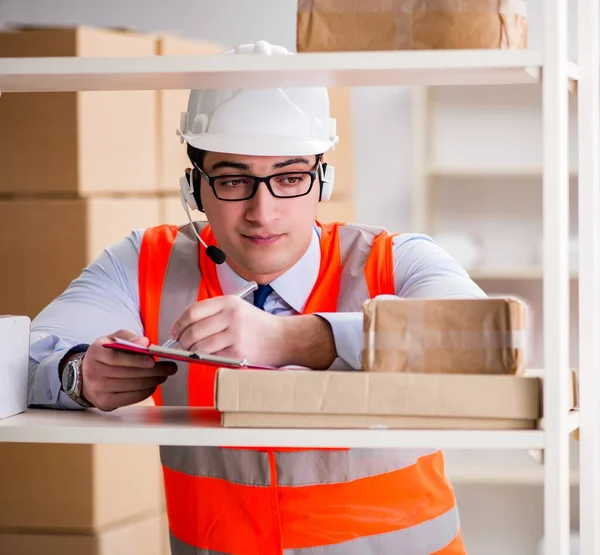 Man werkzaam in postbezorging — Stockfoto