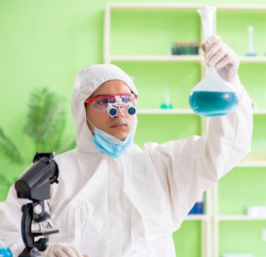 Laboratuvarda yeni bir deney üzerinde çalışan kimyager.