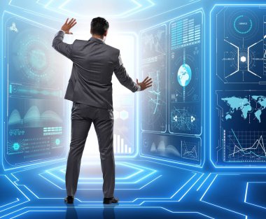 Veri madenciliğinde sanal düğmeye basan adam