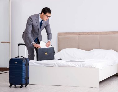 Otel odasında çalışan bir iş adamı.