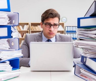 Aşırı çalışma nedeniyle stresli bir işadamı