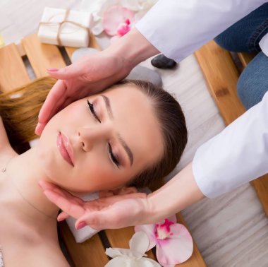 Salondaki spa prosedürü sırasında genç bir kadın.