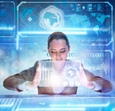 Büyük verilerle çalışan kadın analist