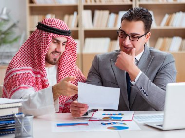 Arap işadamı ile çeşitli iş konseptleri